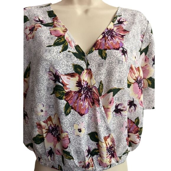 One Clothing Gray Floral Drawstring Waist Blouse Size L - Picture 4 of 8